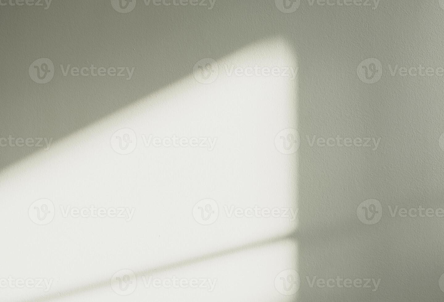 Grün Hintergrund, leer Studio Beton Mauer mit Licht, Fenster Schatten auf Rau Oberfläche zum Produkt vorhanden, leer Hintergrund Zement Textur mit Sonnenlicht zum Frühling Sommer kosmetisch Banner foto