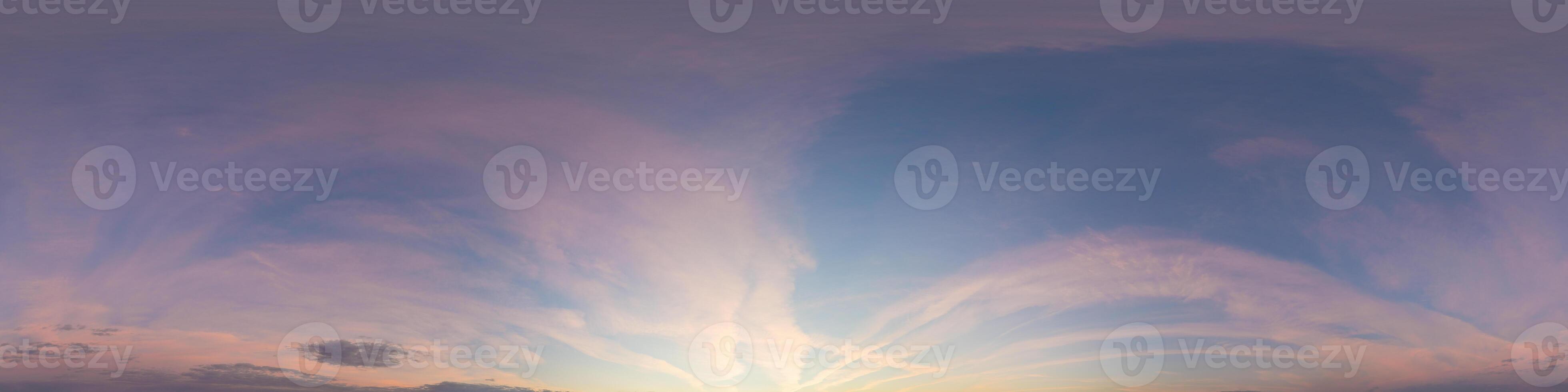 dunkel Blau Sonnenuntergang Himmel Panorama mit Rosa Cirrus Wolken. nahtlos hdr 360 Panorama im kugelförmig gleichwinklig Format. voll Zenit zum 3d Visualisierung, Himmel Ersatz zum Antenne Drohne Panoramen. foto