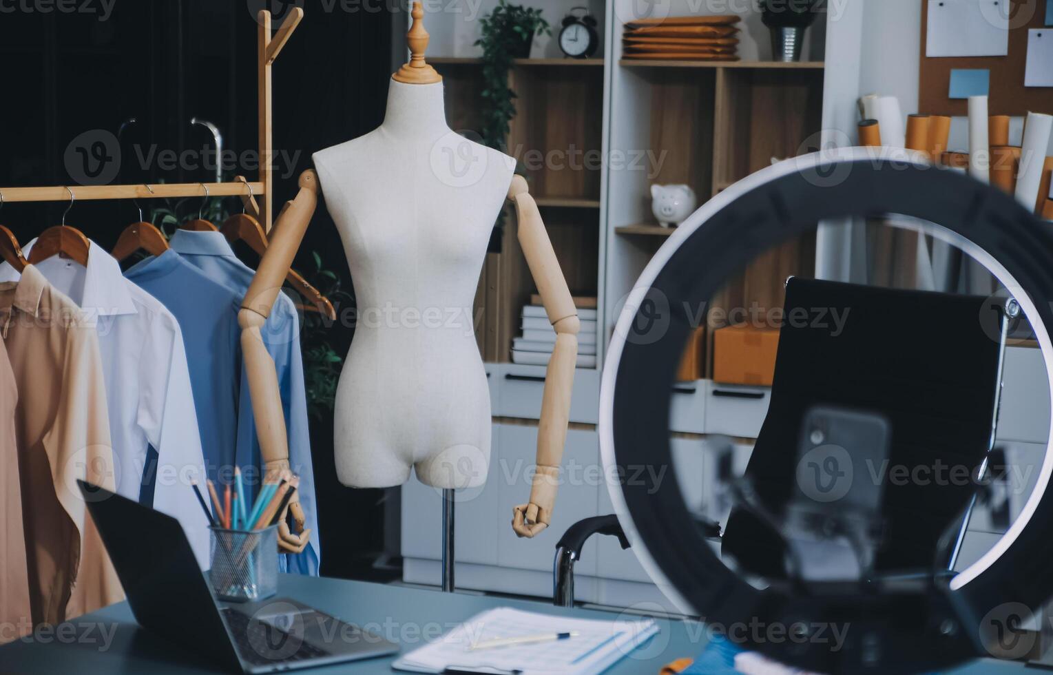 schön asiatisch Frau Blogger zeigen Tasche im Vorderseite von Kamera zu Aufzeichnung vlog Video Leben Streaming beim ihr shop.geschäft online Influencer auf Sozial Medien Konzept. foto