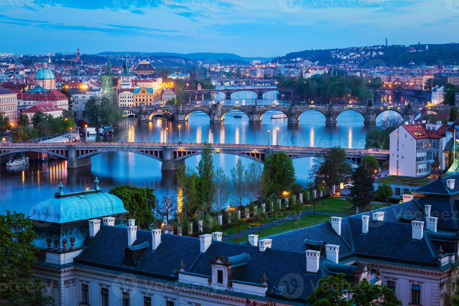 Abend Aussicht von Prag Brücken Über Moldau Fluss foto