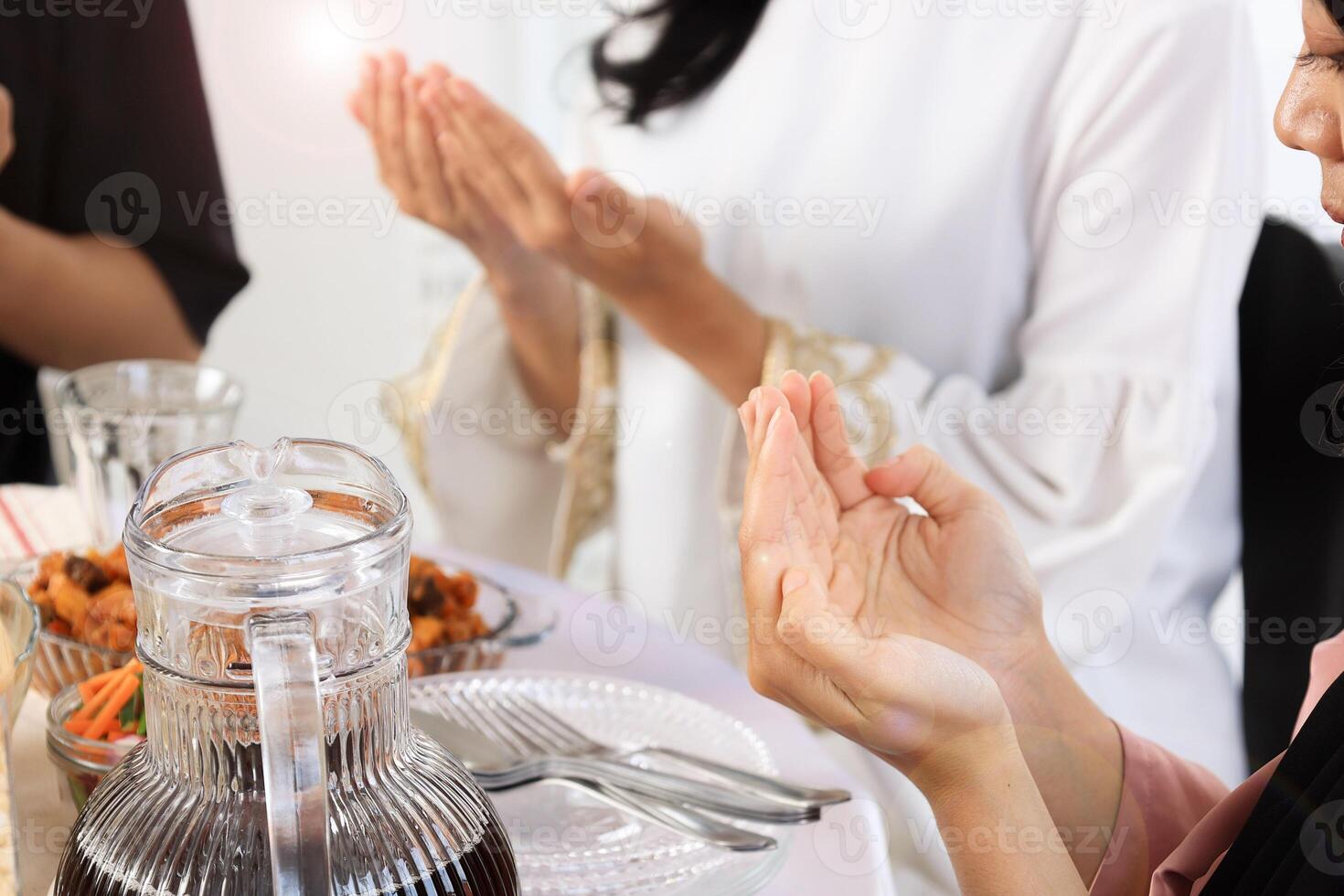 schließen oben von Muslim Frau Hand. tun beten auf heilig Monat von Ramadan. foto