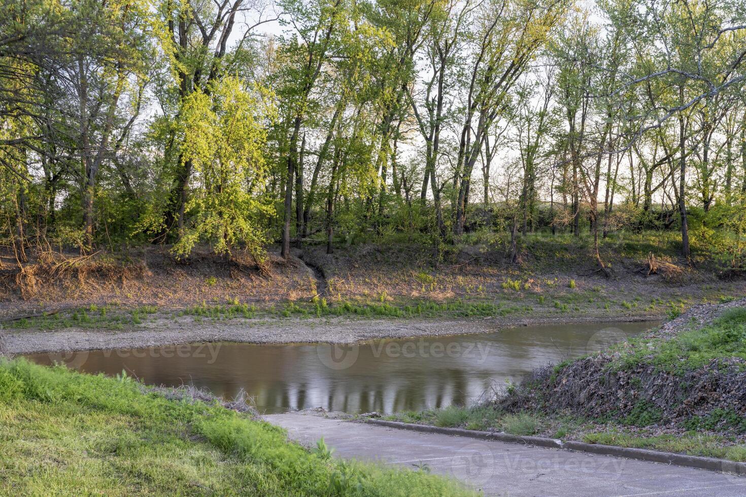 Boot Rampe auf lamin Fluss im früh Frühling beim Roberts Bluff Zugriff in der Nähe von schwarzes Wasser, Missouri foto