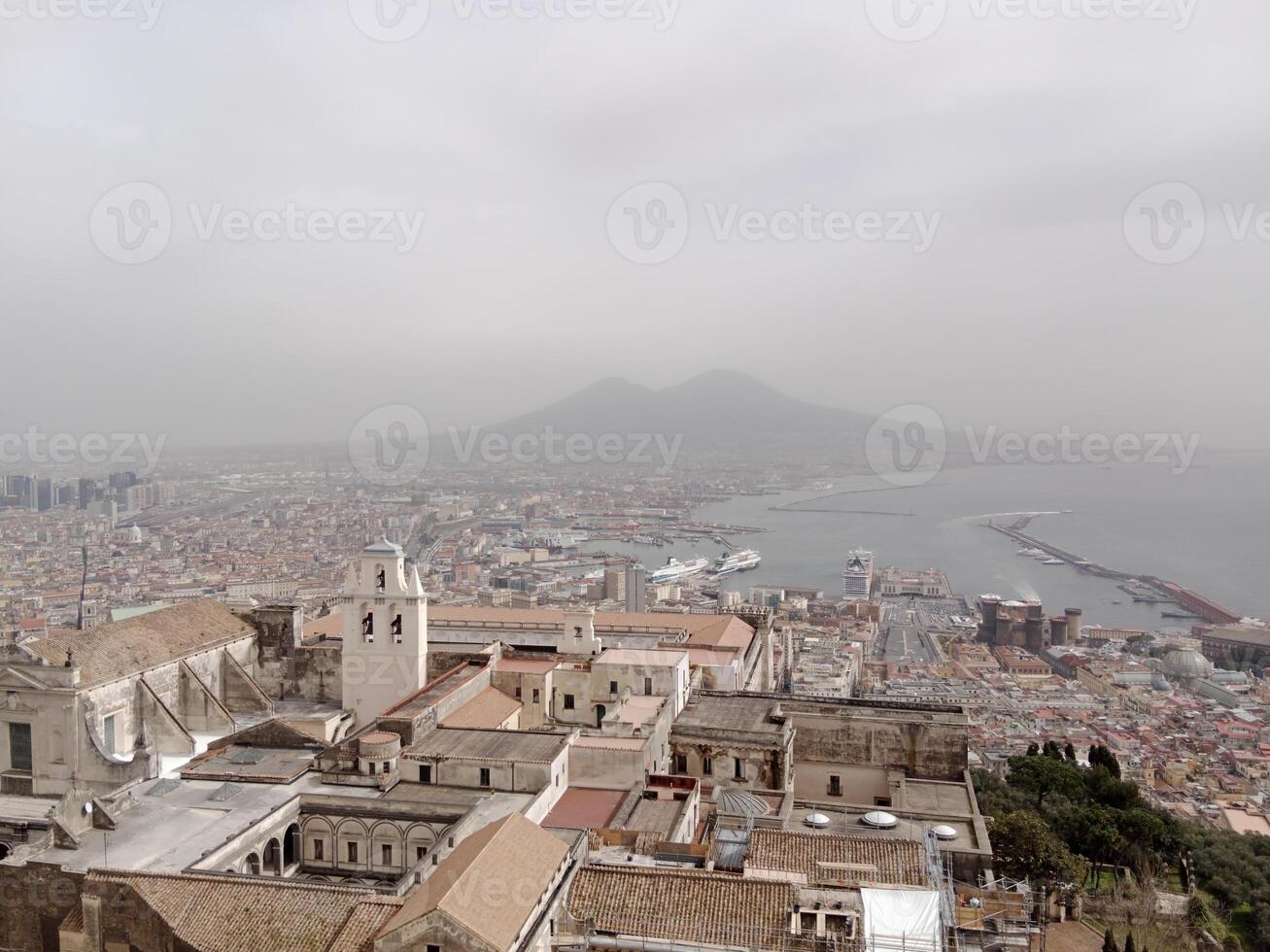 Panorama von Neapel von Burg Sant’Elmo bietet an ein atemberaubend Aussicht von das Stadt beschwingt Straßen, historisch Sehenswürdigkeiten, und das faszinierend Schönheit von das Bucht von Neapel foto