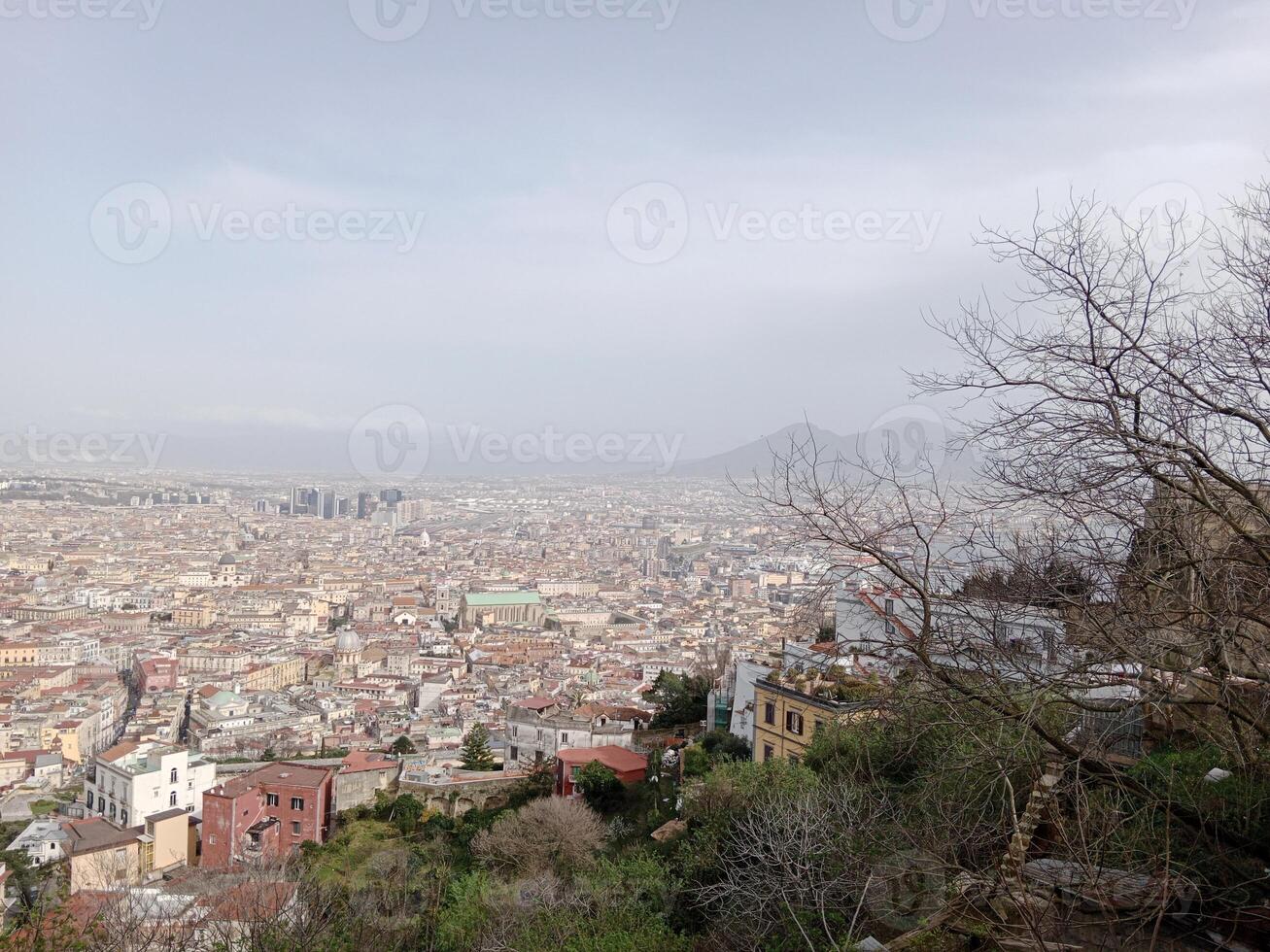 Panorama von Neapel von Burg Sant’Elmo bietet an ein atemberaubend Aussicht von das Stadt beschwingt Straßen, historisch Sehenswürdigkeiten, und das faszinierend Schönheit von das Bucht von Neapel foto