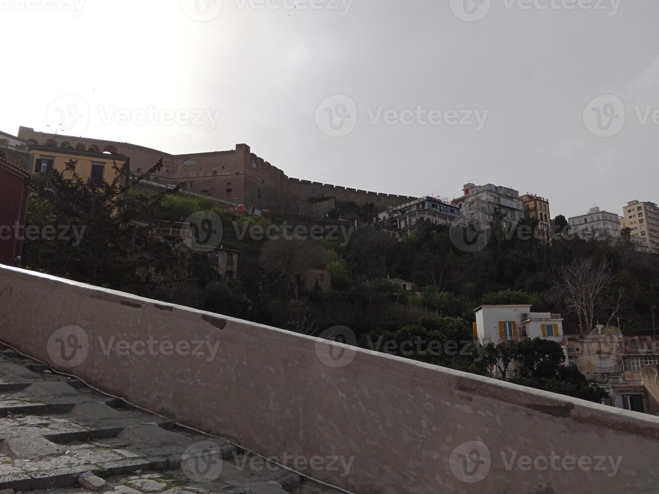 Panorama von Neapel von Burg Sant’Elmo bietet an ein atemberaubend Aussicht von das Stadt beschwingt Straßen, historisch Sehenswürdigkeiten, und das faszinierend Schönheit von das Bucht von Neapel foto