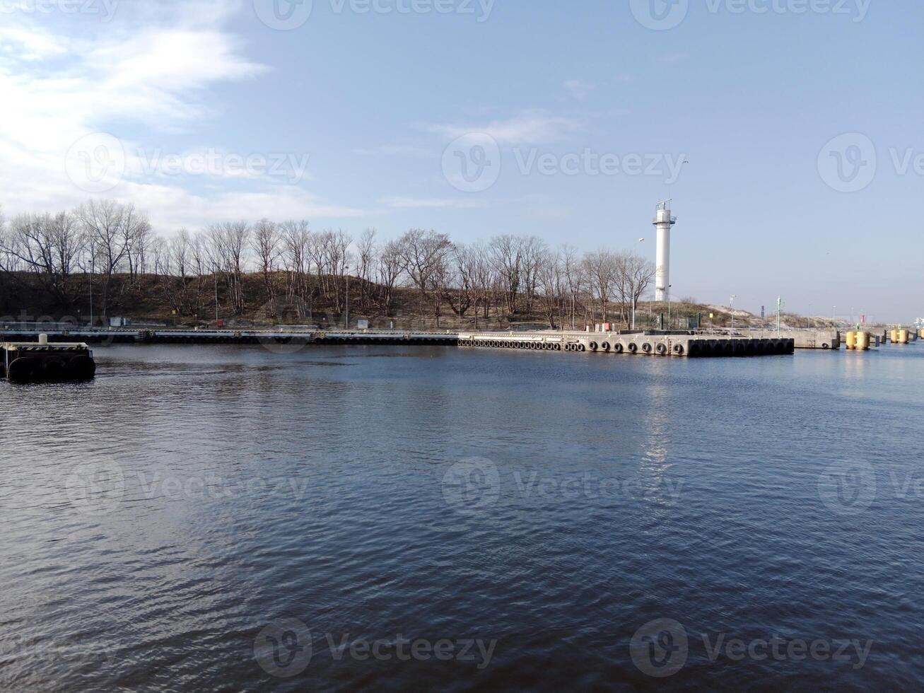 nehmen ein Bummel entlang das Hafen und Seebrücke im Kołobrzeg, Polen, bietet an ein herrlich Erfahrung mit malerisch Ansichten von das baltisch Meer und das geschäftig maritim Aktivität. foto