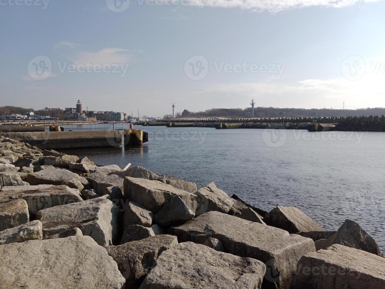 nehmen ein Bummel entlang das Hafen und Seebrücke im Kołobrzeg, Polen, bietet an ein herrlich Erfahrung mit malerisch Ansichten von das baltisch Meer und das geschäftig maritim Aktivität. foto