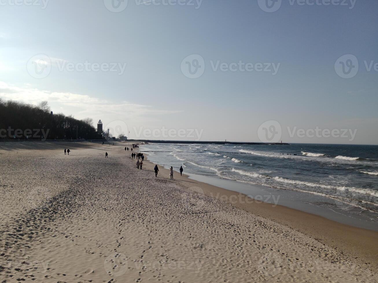 nehmen ein Bummel entlang das Hafen und Seebrücke im Kołobrzeg, Polen, bietet an ein herrlich Erfahrung mit malerisch Ansichten von das baltisch Meer und das geschäftig maritim Aktivität. foto