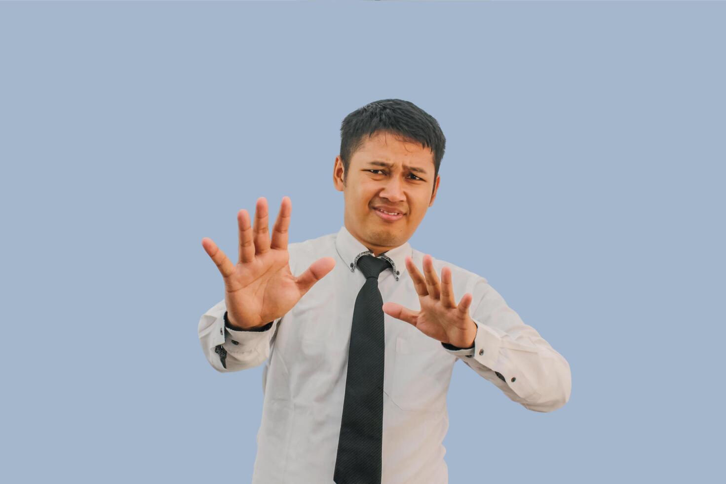Erwachsene asiatisch Mann schreiend Ausdruck erschrocken während seine Hände tun halt Geste foto