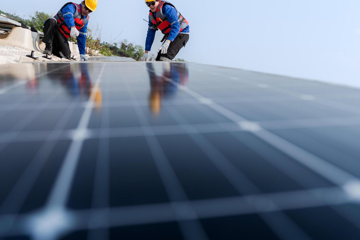 Photovoltaik Ingenieure Arbeit auf schwebend Photovoltaik. Arbeitskräfte prüfen und Reparatur das Solar- Panel Ausrüstung schwebend auf Wasser. Ingenieur Arbeiten Konfiguration schwebend Solar- Paneele Plattform System auf das See. foto