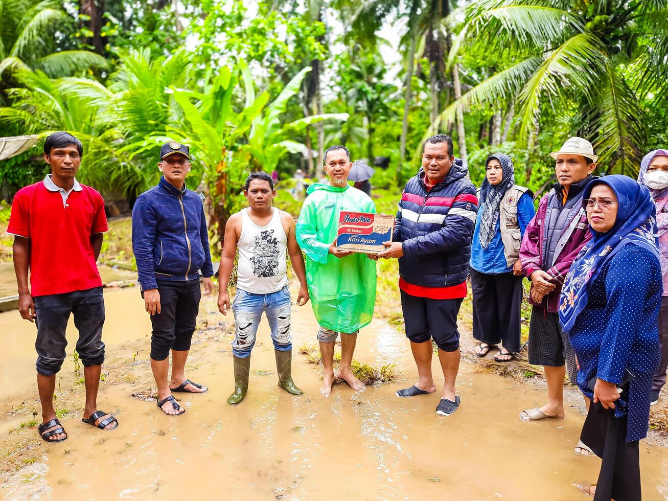 Pariaman, Indonesien - - März 8, 2024. Herr. regional Sekretär von Pariaman Stadt Hände Über Essen Hilfe zu Flut die Opfer im Norden Pariaman Kreis foto