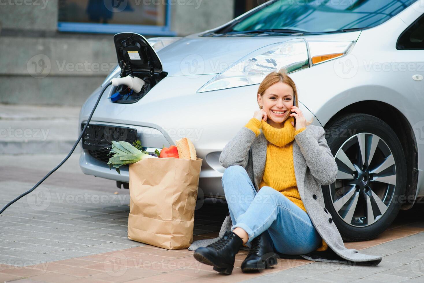 Laden Elektro Auto beim das elektrisch Gas Bahnhof. Frau durch das Auto foto