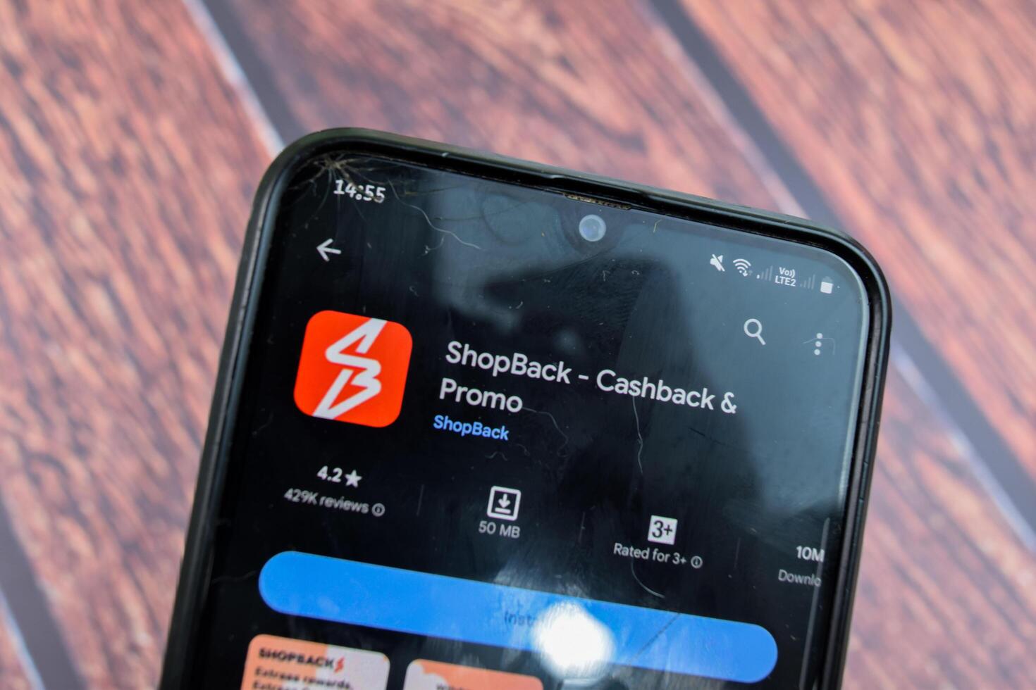 Shopback - - Cashback und Promo Anwendung auf Smartphone Bildschirm. Shopback ist ein Freeware Netz Browser entwickelt durch zurückshoppen. bekasi, Indonesien, März 14, 2024 foto