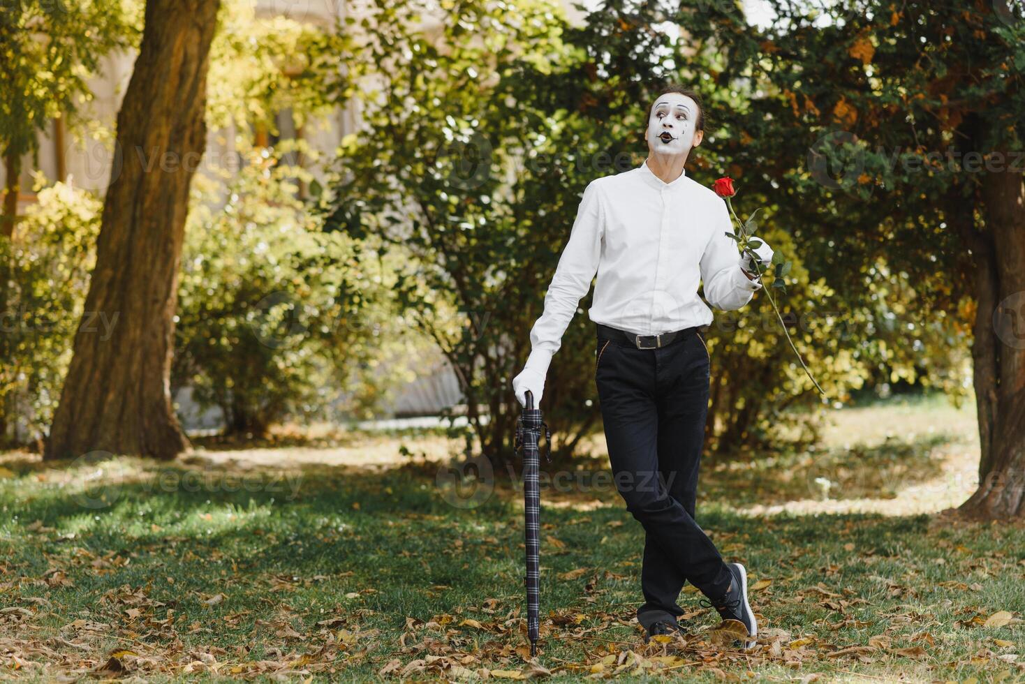 Porträt von ein Mann, Künstler, Clown, Mime. zeigt an etwas. Mime Darsteller zeigt an anders Emotionen. foto