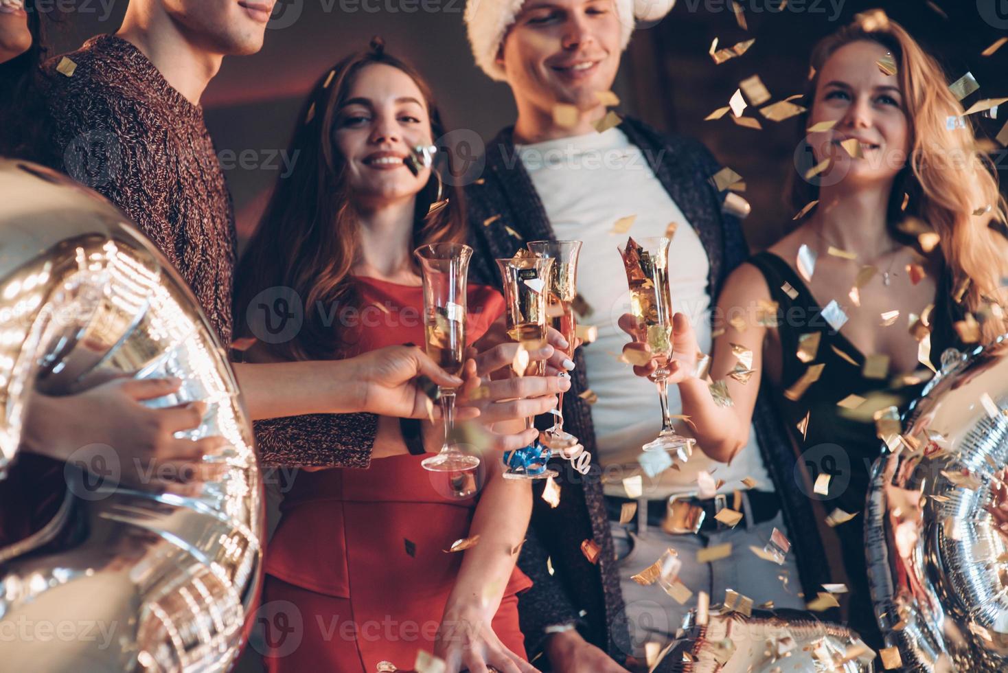 alle lächeln. Foto von der Gesellschaft von Freunden, die die Party mit Alkohol machen