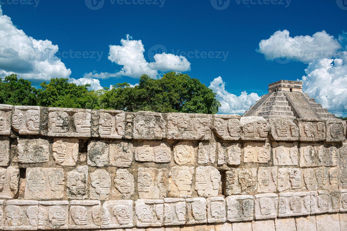 Abonnieren Schädel Mauer beim chichen Itza, Mexiko foto