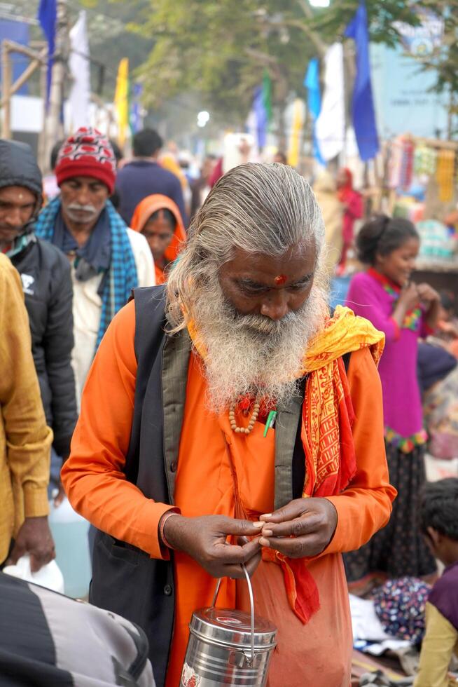 15 .. Januar 2023, Kalkutta, Westen Bengalen, Indien. Sandhu oder indisch Mönch im Kolkata Ganga sagar Transit Lager foto