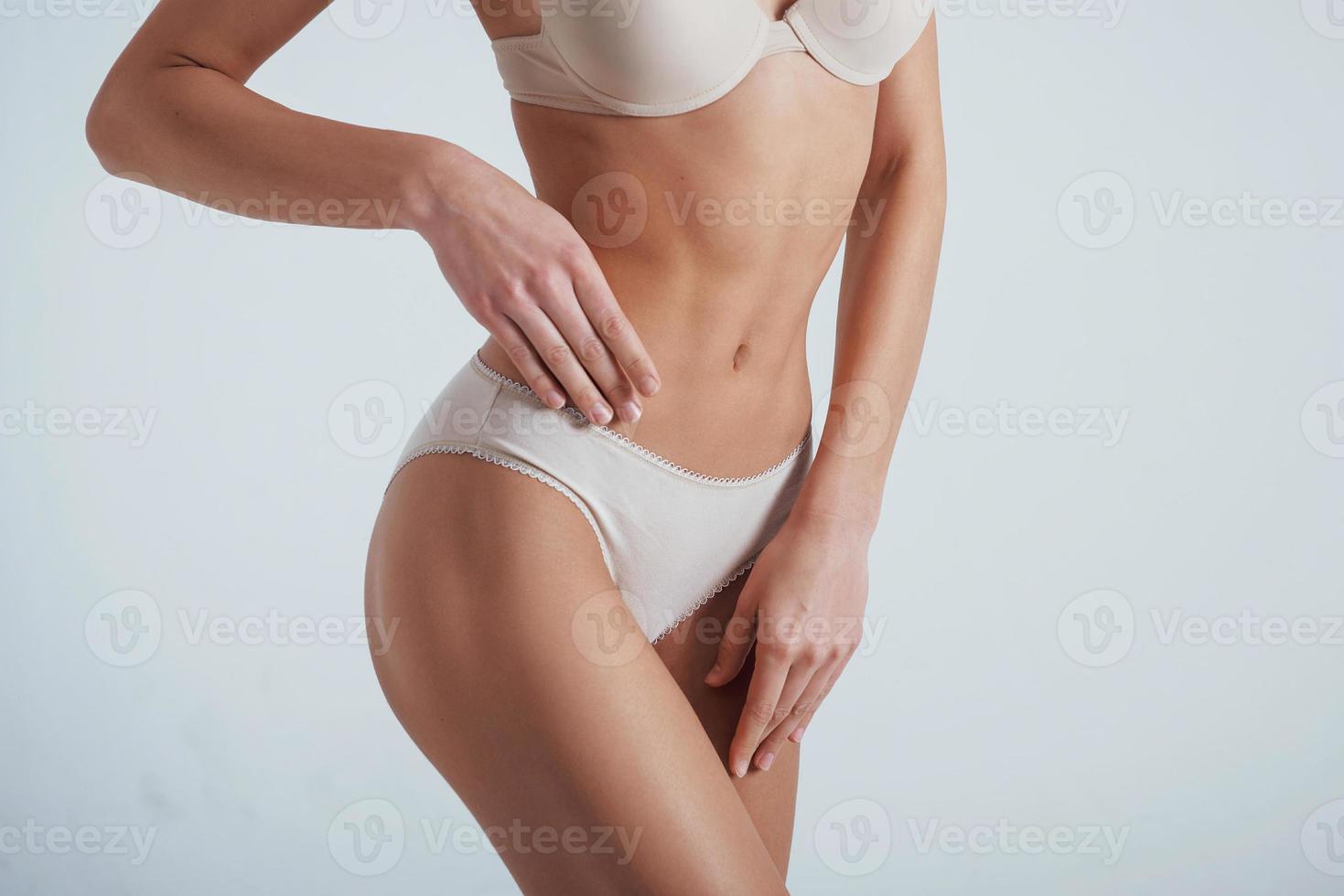 Frauenkörper in weißer Unterwäsche auf weißem Hintergrund foto