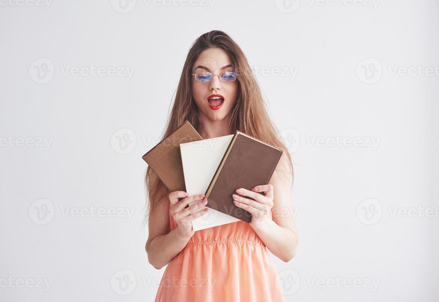 Bildungskonzept. Foto einer jungen Frau mit Brille und roten Lippen, die die Bücher halten