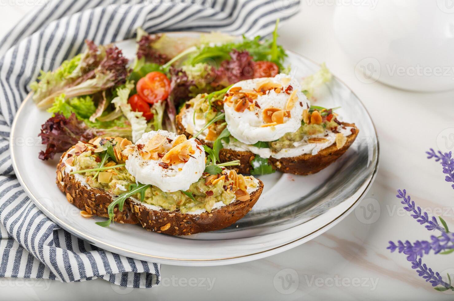 la Tartine mit Tomate und Salat serviert im ein Gericht isoliert auf Tabelle Seite Aussicht von arabisch Frühstück foto