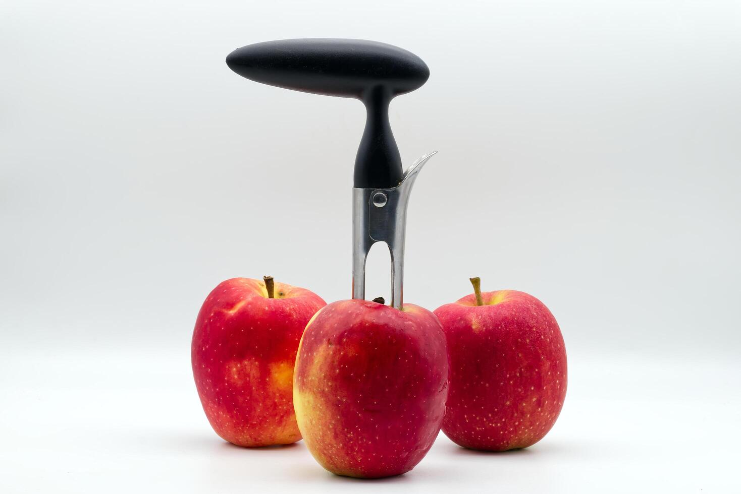 Apfel Entkerner. Werkzeug zum entfernen das Apfel Ader auf Weiß Hintergrund. foto