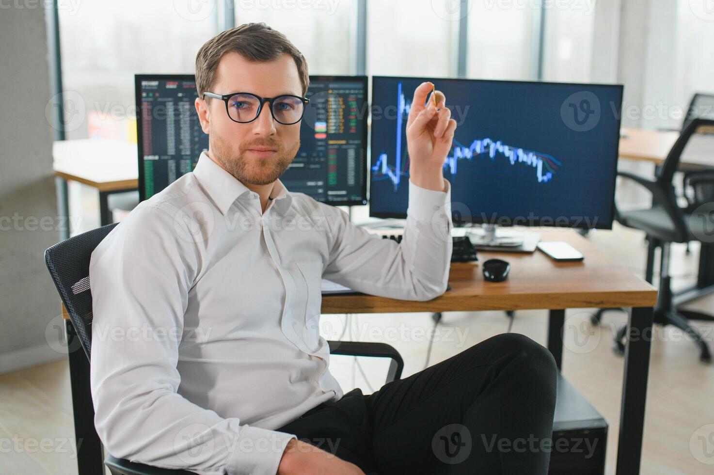 ernst Geschäft Mann Händler Analytiker suchen beim Computer Monitor, Investor Makler Analysieren Indizes, finanziell Diagramm Handel online Investition Daten auf Kryptowährung Lager Markt Graph auf pc Bildschirm. foto