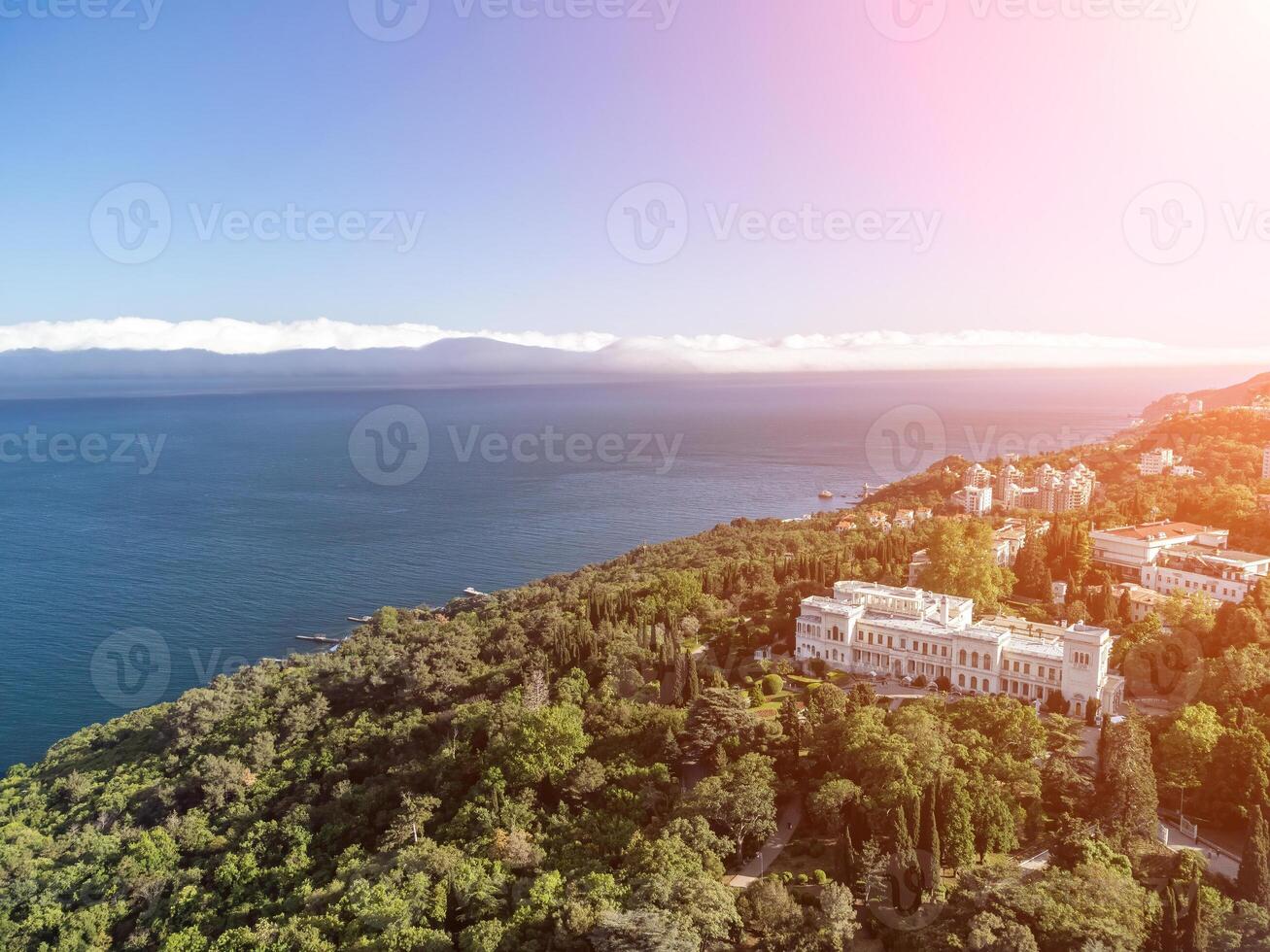 Antenne Aussicht von Livadia Palast - - gelegen auf das Ufer von das schwarz Meer im das Dorf von Livadia im das Jalta Region von Krim. Livadia Palast war ein Sommer- Rückzug von das zuletzt Russisch Zar Nikolaus ii foto