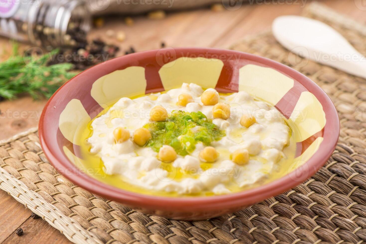 Rosenkranz Essen Hummus oder mezzeh mit Kichererbse serviert im Gericht isoliert auf Tabelle Seite Aussicht von Arabisch Essen foto