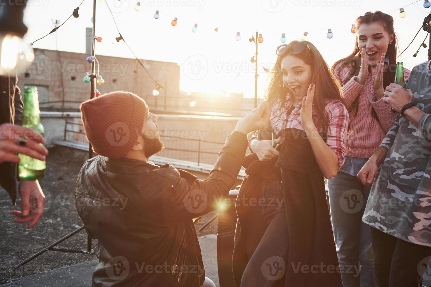 Liebeserklärung auf dem Dach mit Freunden foto