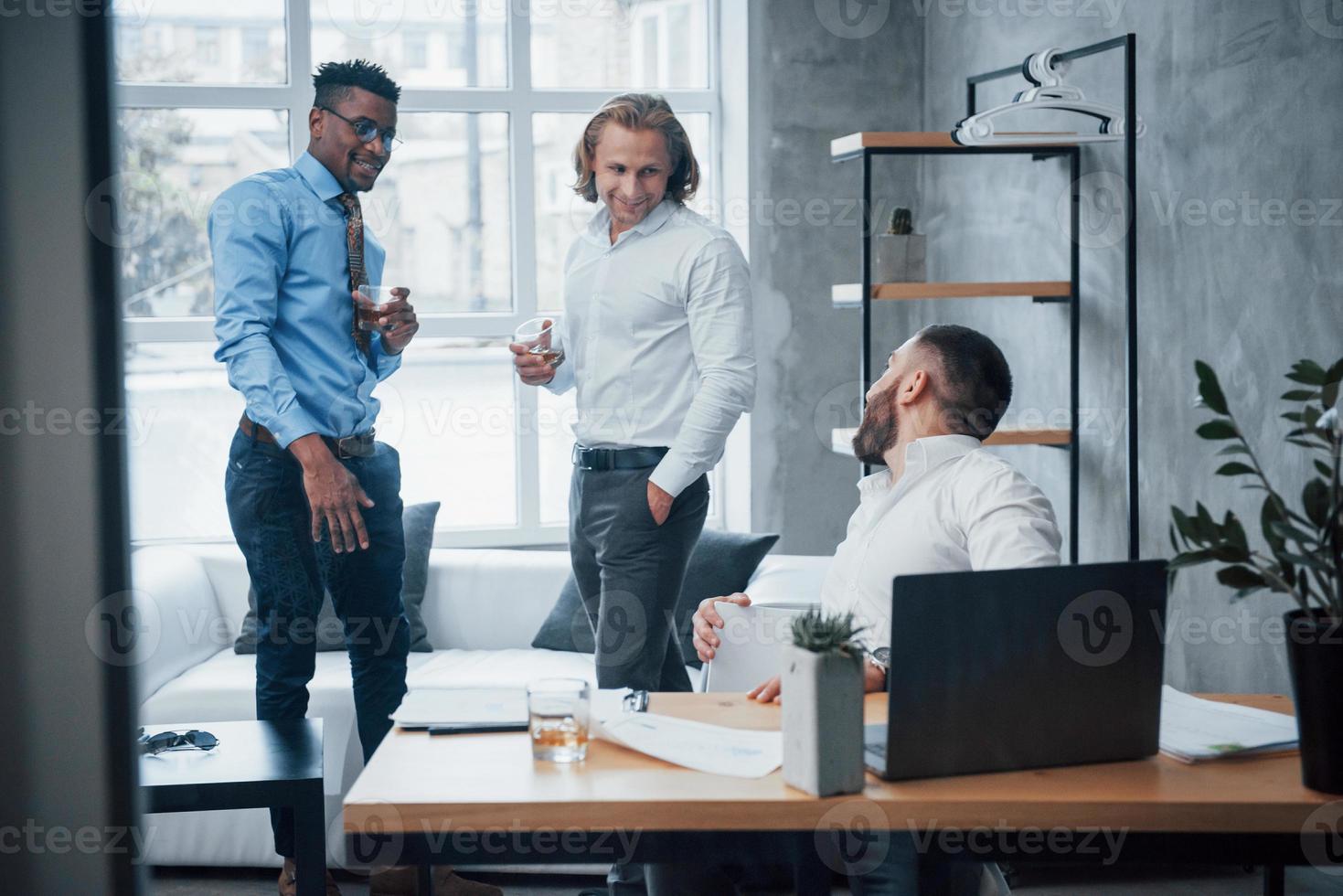 Teamleiter haben erfolgreiche Stimmung im Büro mit Fenster im Hintergrund foto