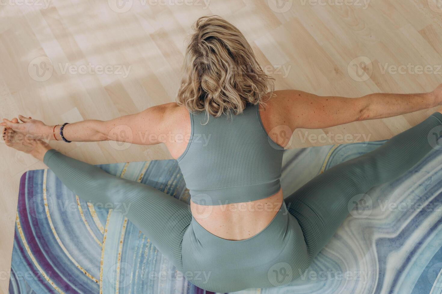 ein 50 Jahre alt Frau tut Yoga beim Zuhause foto