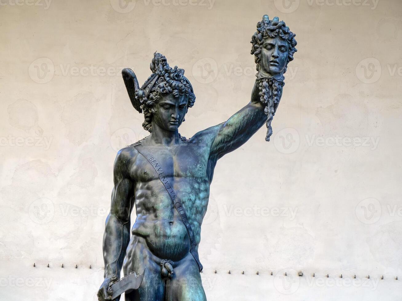 Detail von Perseus halten Kopf von Meduse, Bronze- Statue im Loggia de lanzi, Piazza della Signoria, Florenz, Italien. isoliert auf Weiß foto