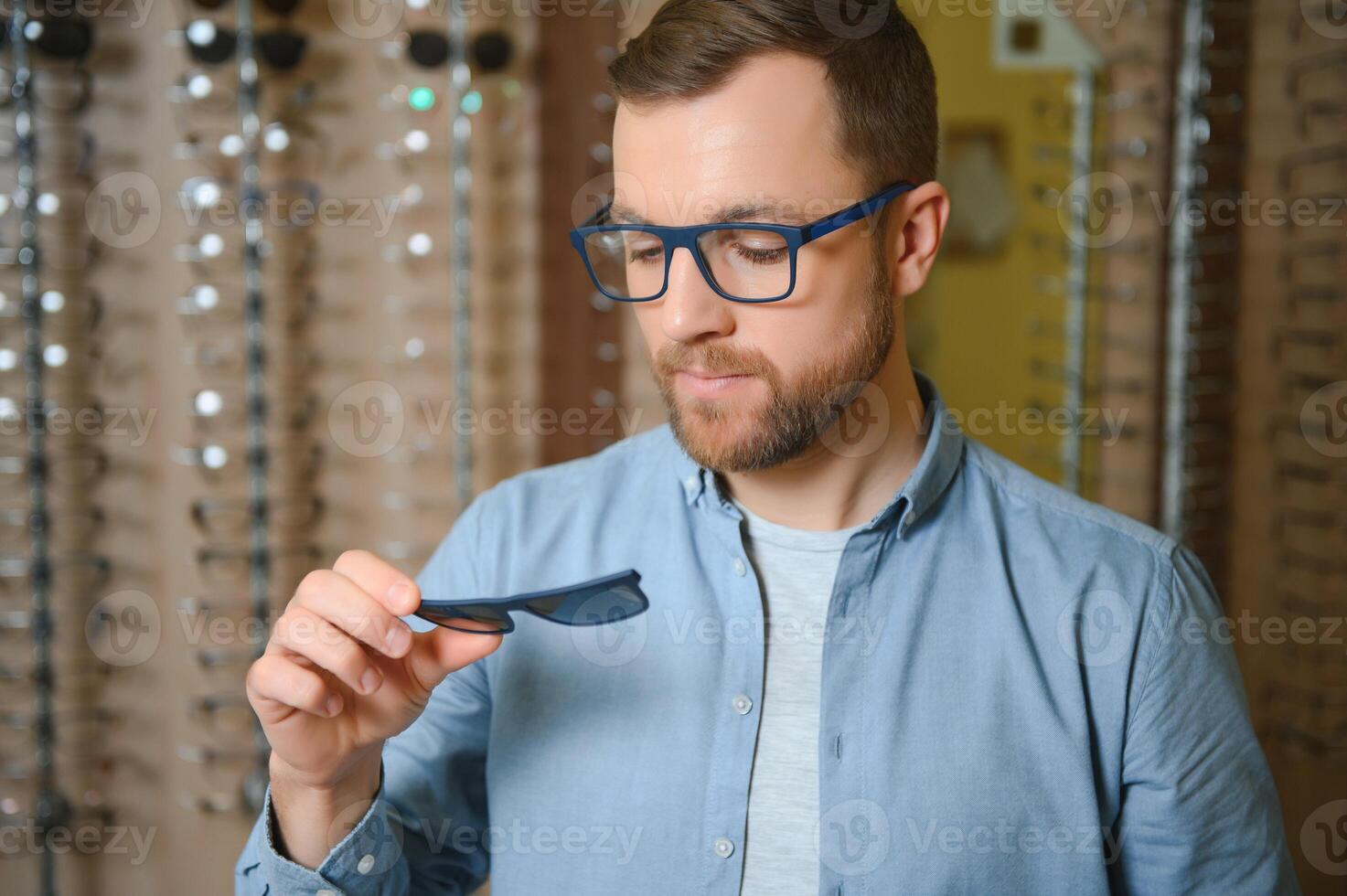 Kunde schießend Brille beim Optik speichern. foto