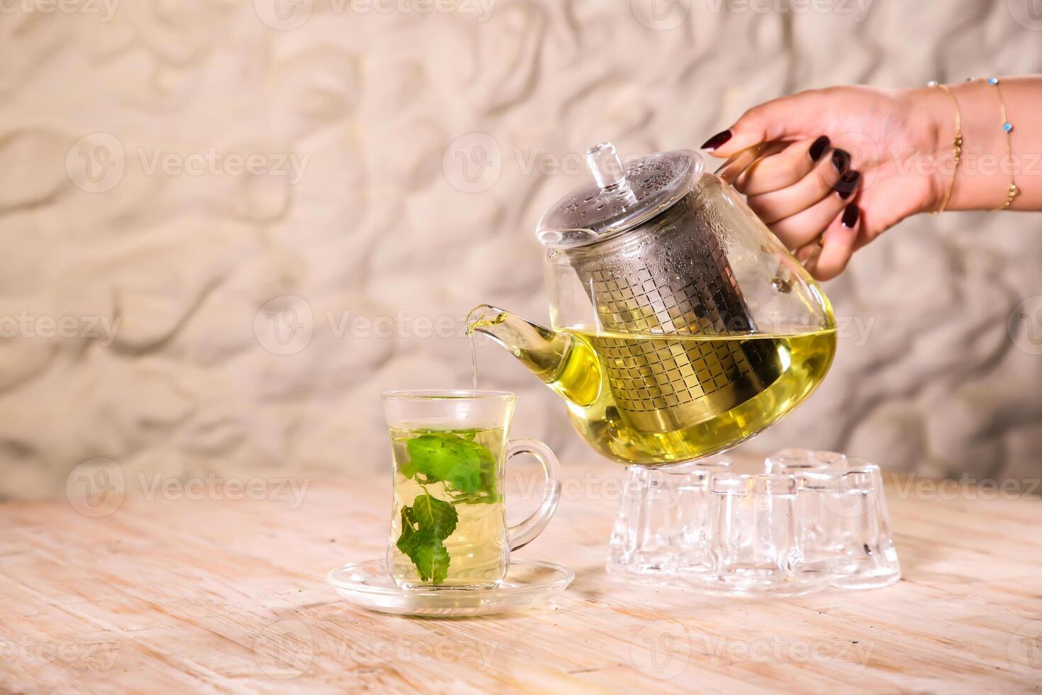 Arabisch Grün Tee serviert im Tasse isoliert auf Hintergrund oben Aussicht foto
