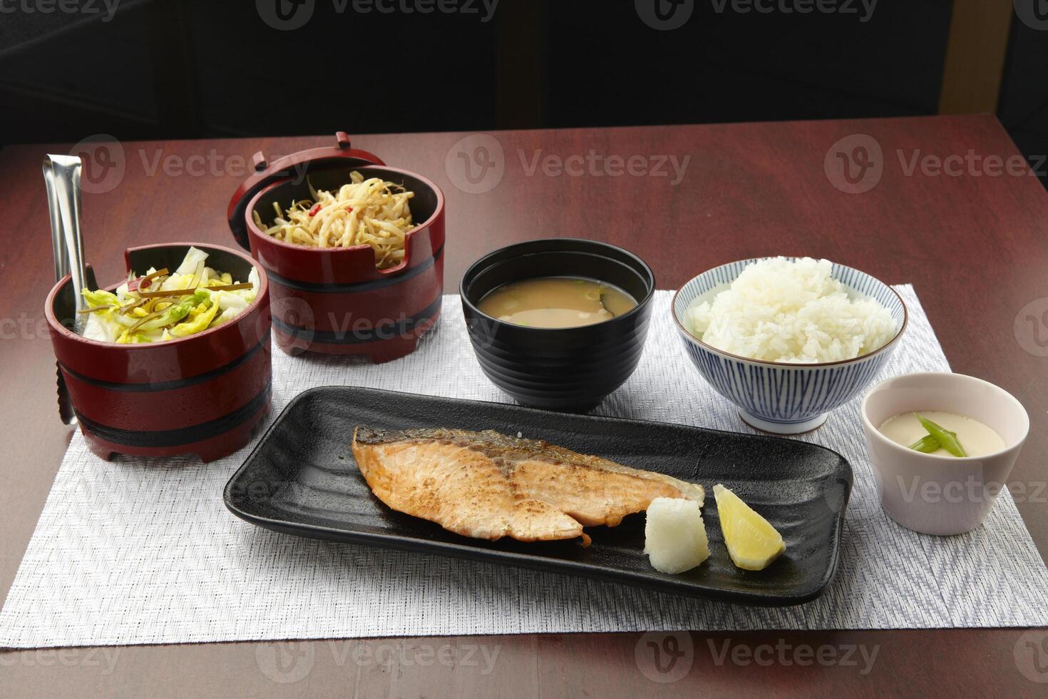 Lachs Shio Reis einstellen serviert im ein Gericht isoliert auf hölzern Tabelle Seite Aussicht von Singapur Essen foto