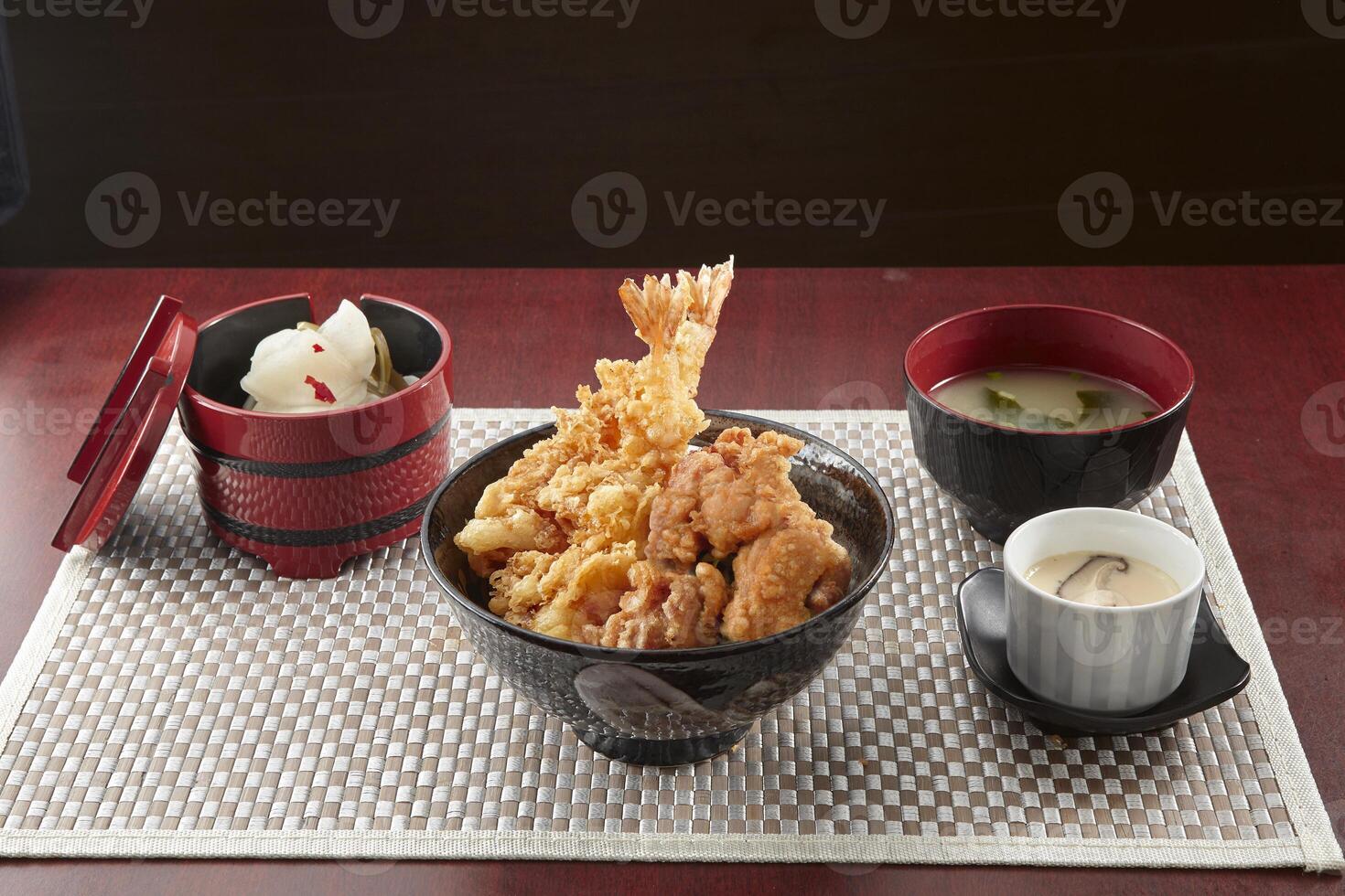 gebraten Hähnchen und ebi manzoku Don serviert im ein Gericht isoliert auf hölzern Tabelle Hintergrund Seite Aussicht von Singapur Essen foto