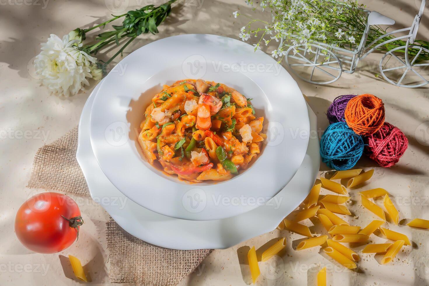 würzig Penne Masala Pasta zurückziehen Tomate im ein Schüssel isoliert auf Hintergrund Seite Aussicht foto