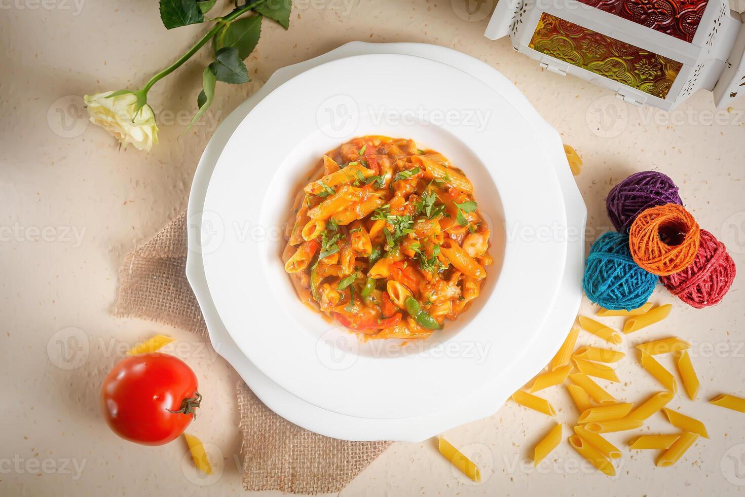 würzig Penne Masala Pasta zurückziehen Tomate im ein Schüssel isoliert auf Hintergrund Seite Aussicht foto