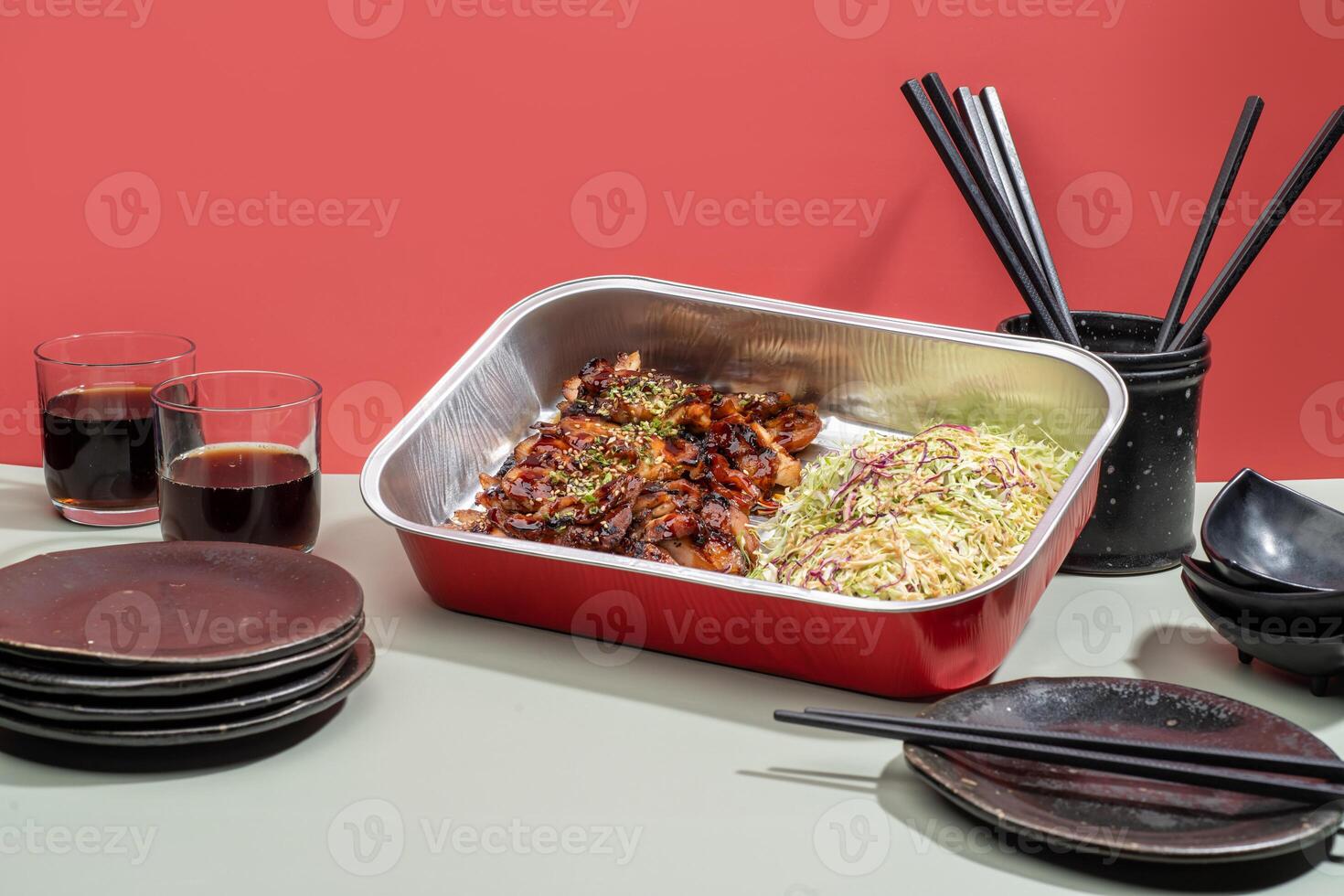 Tori Teriyaki Essen Tablett mit Getränke und Essstäbchen isoliert auf grau Hintergrund Seite Aussicht foto