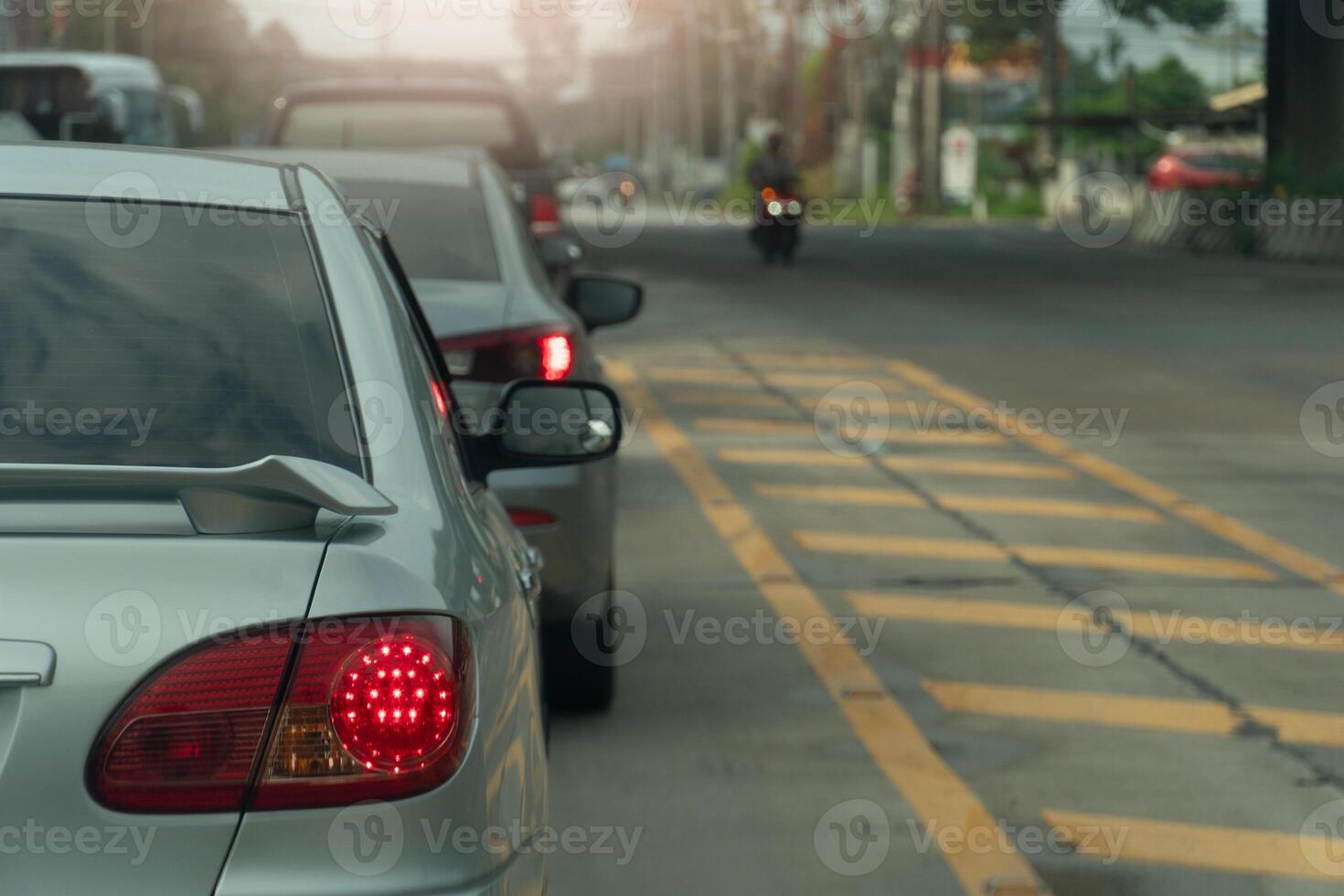 Rückseite Seite von Auto mit Wende auf Bremse Licht. der Verkehr Marmelade auf das Asphalt Straße mit Gelb Linie und Bokeh Licht Hintergrund. foto