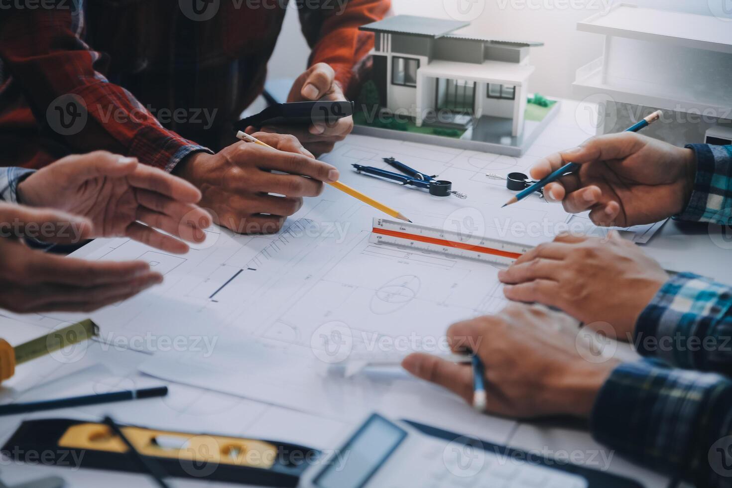 Ingenieur Menschen Treffen Arbeiten und zeigen beim ein Zeichnungen im Büro zum diskutieren. Ingenieurwesen Werkzeuge und Konstruktion Konzept. foto