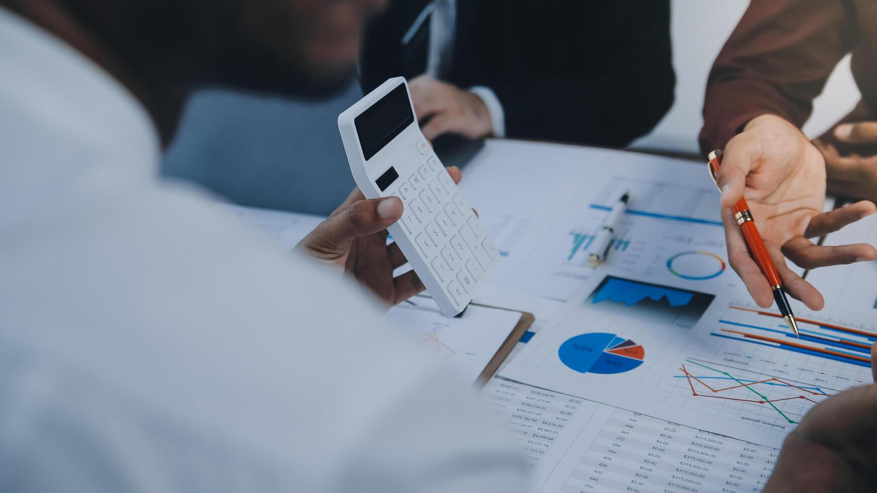 Zusammenarbeit von Geschäftsteams, Diskussion der Arbeit, Analyse mit Finanzdaten und Marketing-Wachstumsberichtsgrafik im Team, Präsentation und Brainstorming zur Strategieplanung, um vom Unternehmen zu profitieren. foto