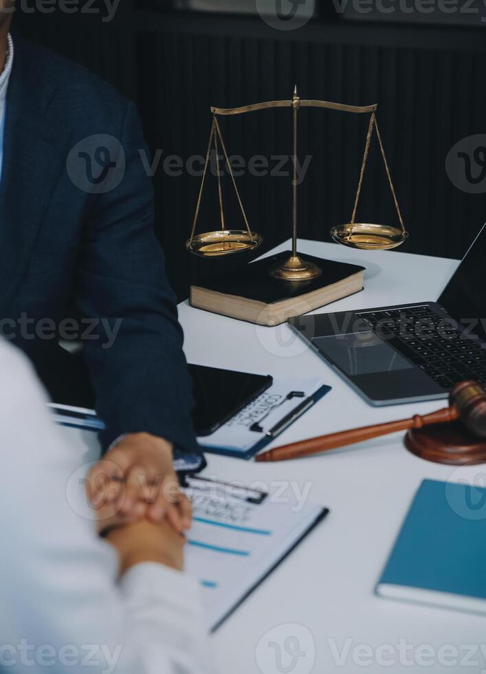 geschäftsmann und männlicher anwalt oder richter beraten sich bei teamtreffen mit kunden-, rechts- und rechtsdienstleistungskonzept. foto