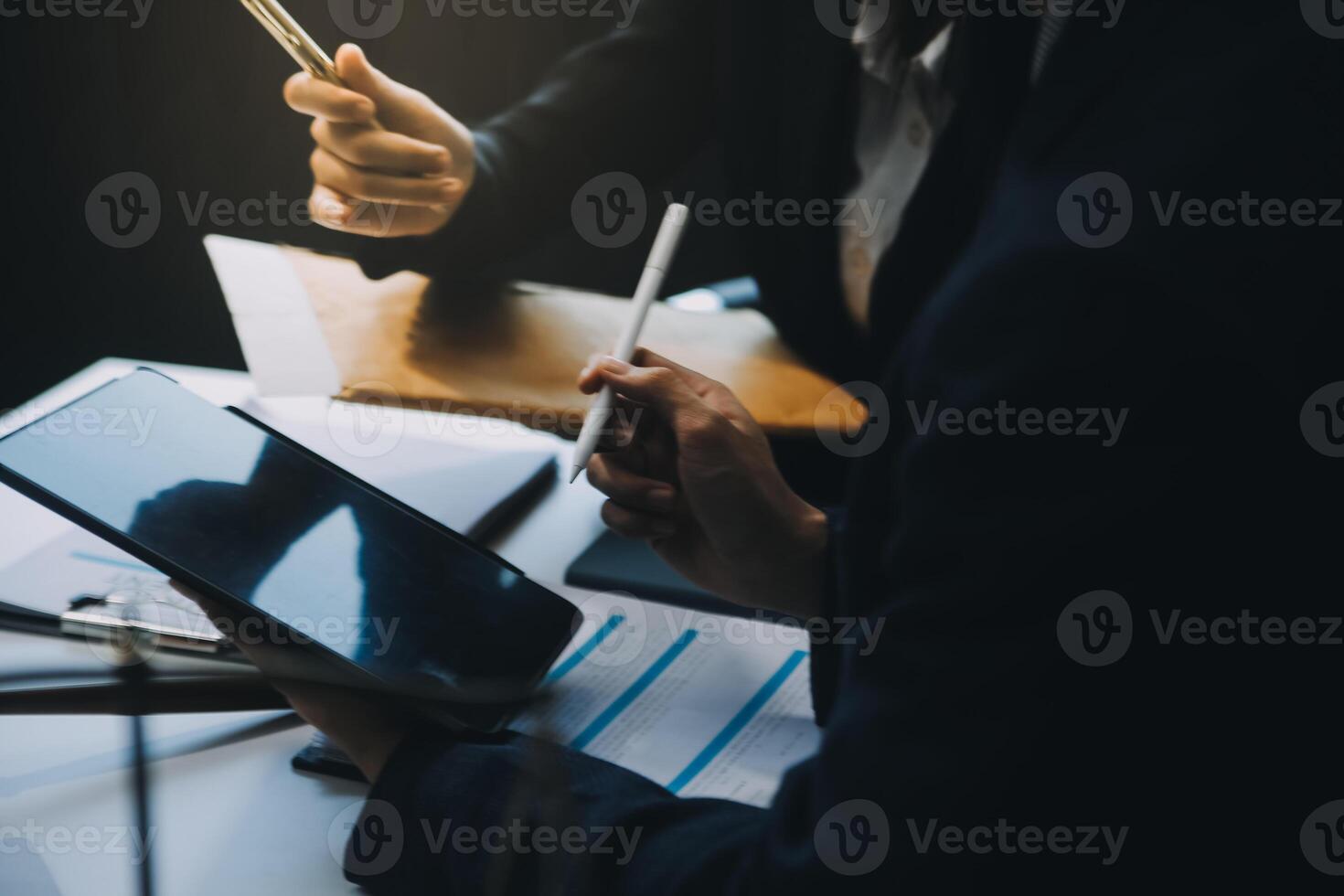 geschäftsmann und männlicher anwalt oder richter beraten sich bei teamtreffen mit kunden-, rechts- und rechtsdienstleistungskonzept. foto