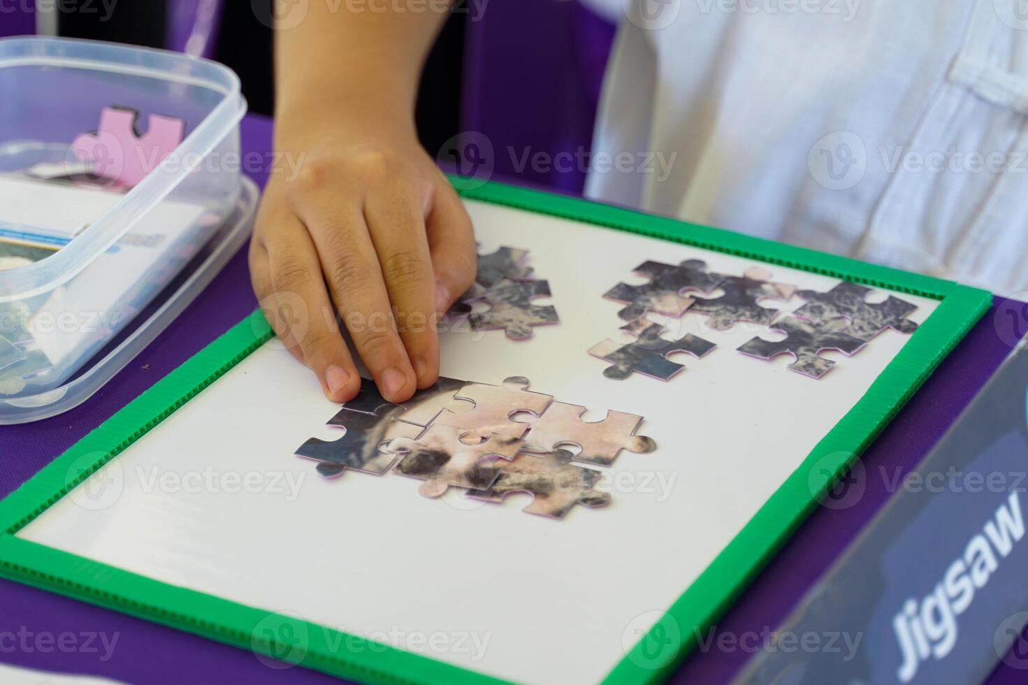 thailändisch Studenten erstellen Puzzle Rätsel von wichtig Wissenschaftler im das Wissenschaft Lernen Base auf Thailands National Wissenschaft Tag. Sanft und selektiv Fokus. foto