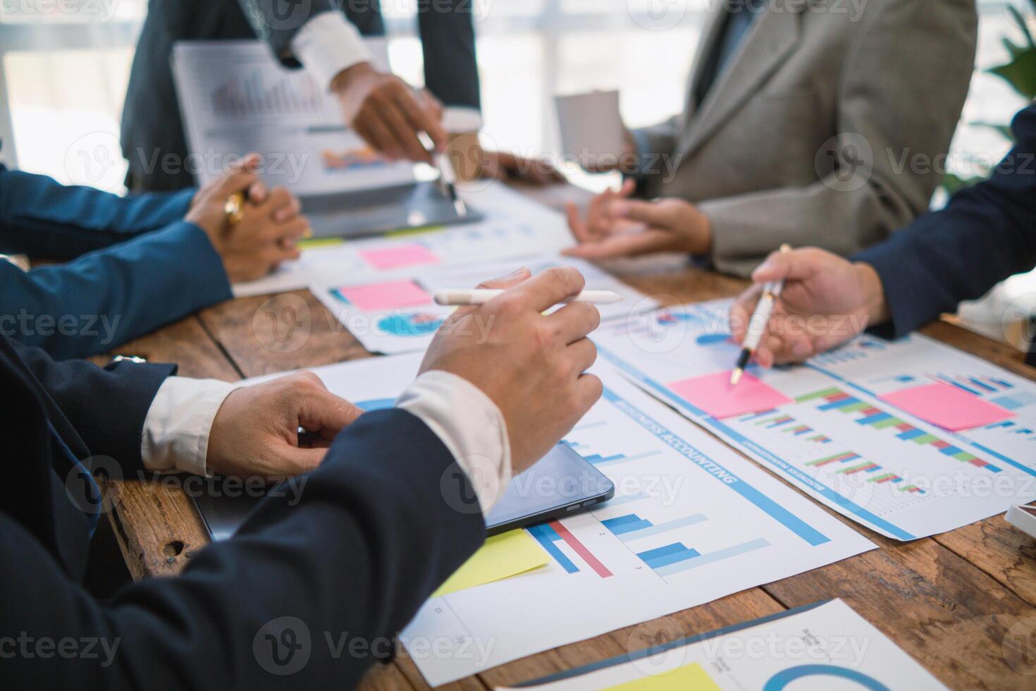 Geschäft Berater besuchen Ausschuss Treffen und zur Verfügung stellen Investition Rat zu Investoren interessiert im Beitritt das Unternehmen und Berater ebenfalls beraten auf das Leistungen und Risiken von investieren. jährlich Treffen foto