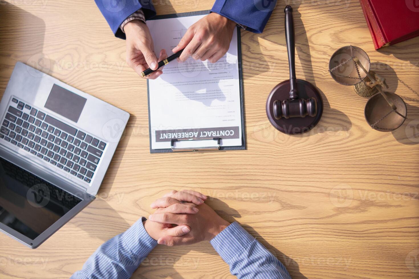 Vertrag war platziert auf Tabelle Innerhalb legal Anwalt Büro, bereit zum Investoren zu Zeichen das Vertrag zu mieten ein Mannschaft von Anwälte zu zur Verfügung stellen legal Rat zum ihr Investition. legal Beratung Konzept foto