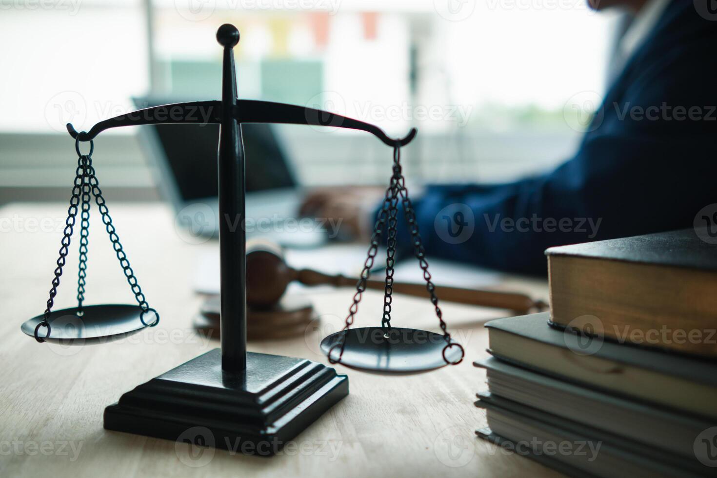 Messing- Waage sind platziert auf Anwälte Schreibtische im legal Rat Büros wie ein Symbol von Gerechtigkeit und Integrität im das hoch Gericht Entscheidung Herstellung. Messing- Waage wurden benutzt wie ein Symbol von Ehrlichkeit und Gerechtigkeit. foto