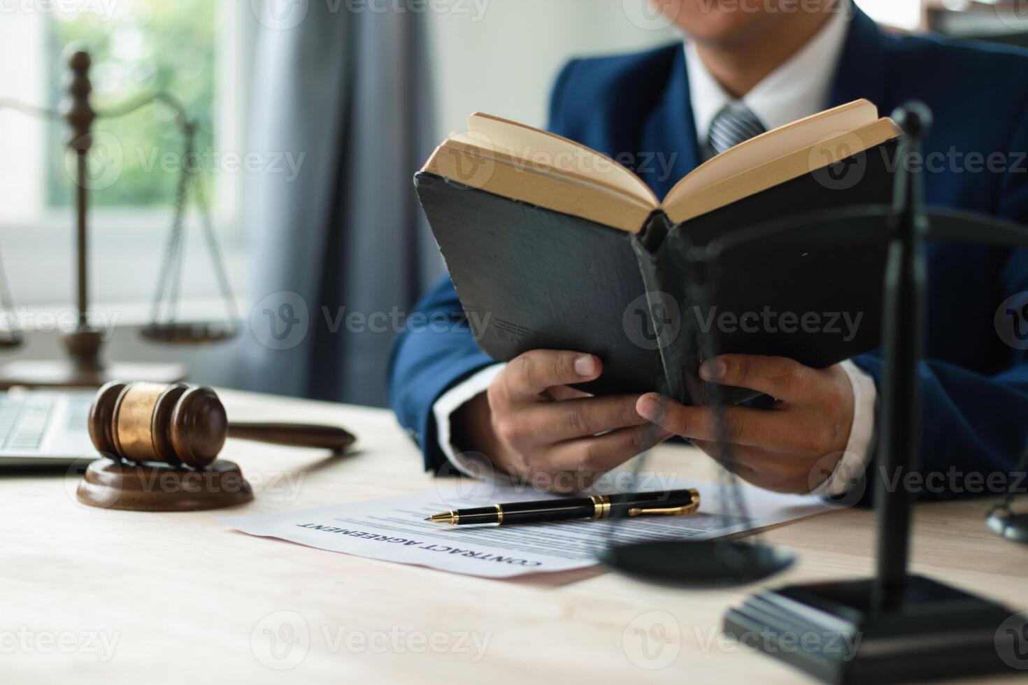 jung Anwalt war umdrehen durch Bibel im seine legal Büro gerade zu lernen Über Gott Lehren von das Bibel und zu Sein erinnert zu tun Was ist Rechts. das Konzept von Glauben und das Leistung von Vertrauen im Gott foto