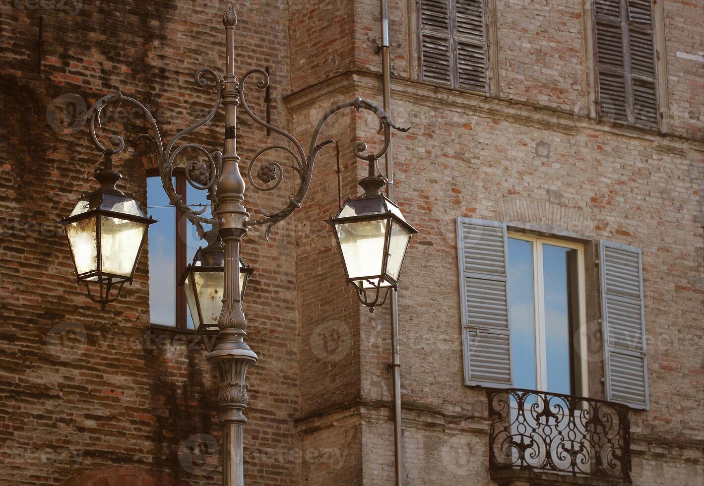 alt Straße Lampe gegen das Mauer von Gebäude foto